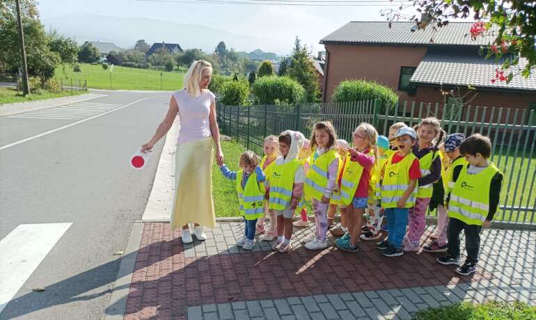 DOPRAVNÍ ŠKOLIČKA – HRAVĚ A BEZPEČNĚ