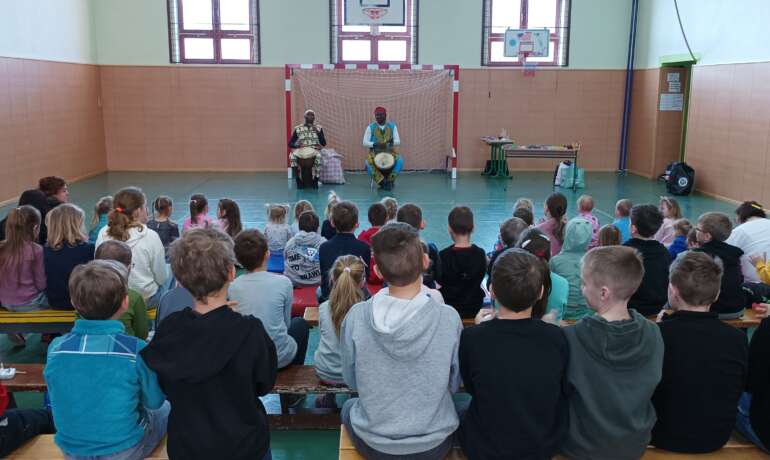 HUDEBNÍ DOPOLEDNE S AFRICKOU SKUPINOU EMONGO